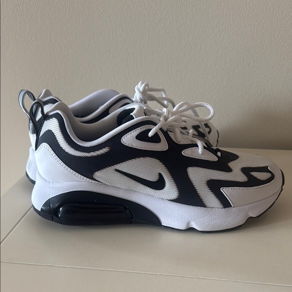 Nike Air Max 200 - Black and White US Size 8 - Picture 1 of 1